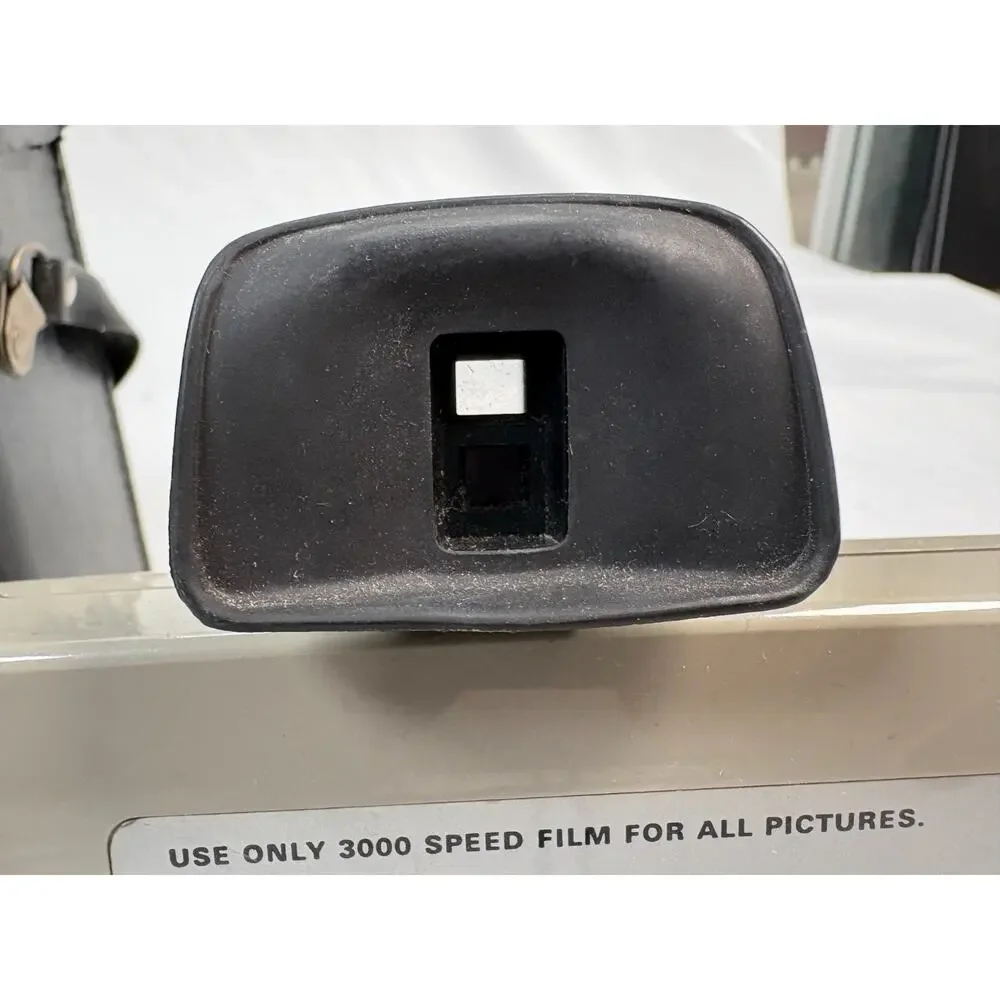 Vintage Polaroid THE SWINGER Model 20 Land Camera w/ Carry Case & Bulbs UNTESTED